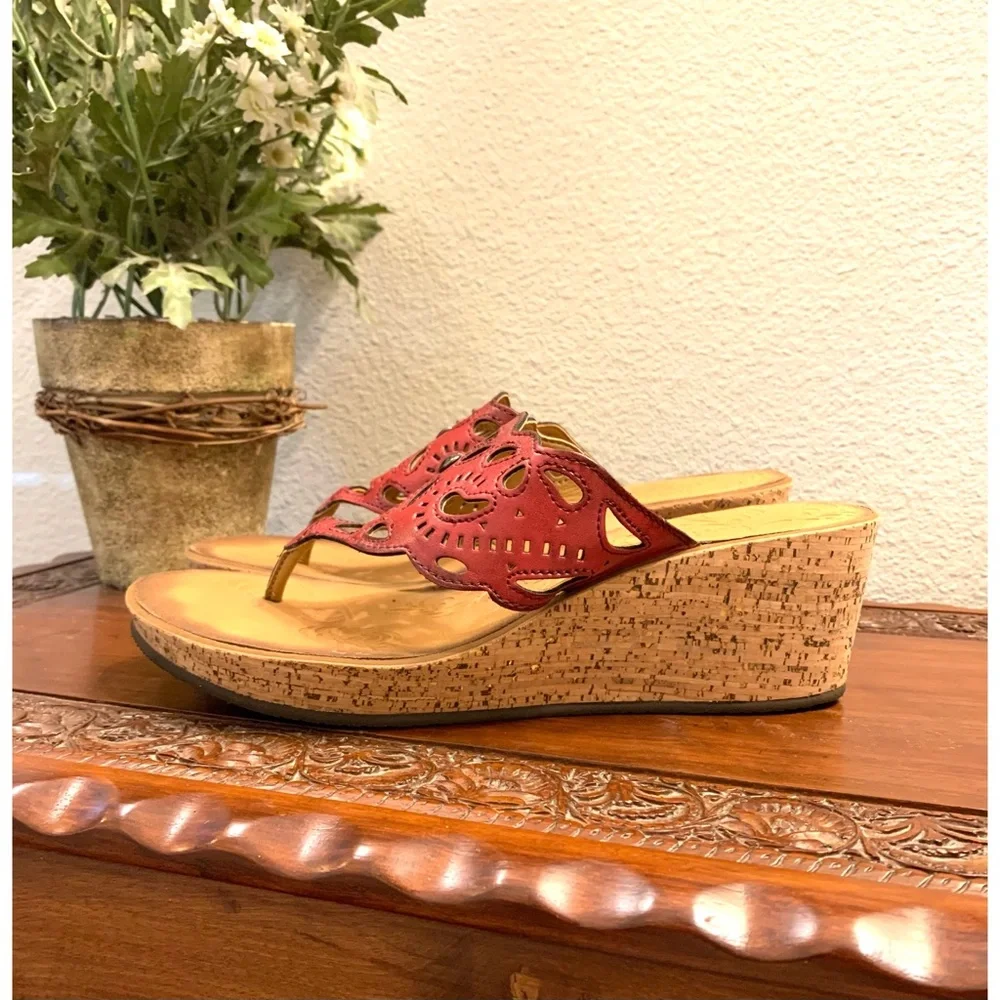 CLARKS WOMEN WEDGE SANDALS 8.5 RED VEGAN LEATHER SHIMMER CORK HEEL SUMMER RESORT